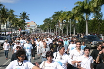 Le cortège dans les rues de Nouméa