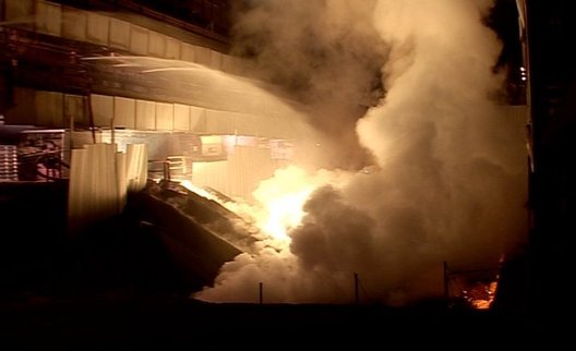 Coulée scorie dans la grande halle (photo extraite du documentaire)