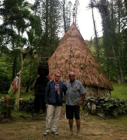 Stéphane Jarno et le grand chef Bergé Kawa devant sa case au Petit Coulis